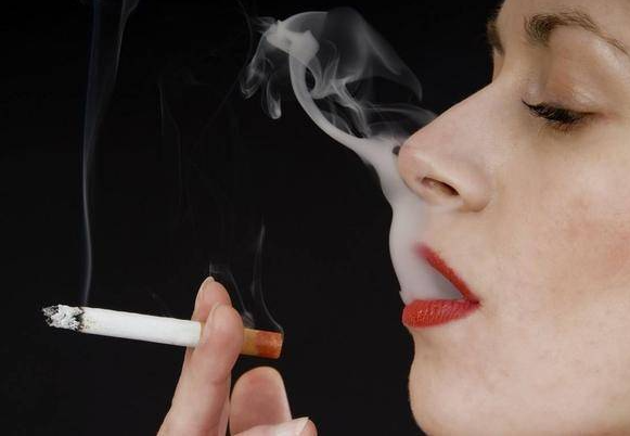 孕妇吸烟的影响：胎儿发育和婴儿健康的影响